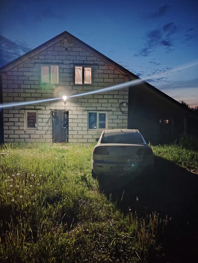 Дом в деревне Балабаны вечером